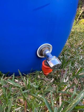 Bidón 150L azul con grifo metálico