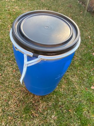 Bidón 150L azul con grifo metálico