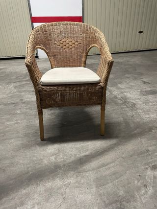 Silla de mimbre beige con cojín