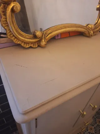 Mueble antiguo madera beige y dorado