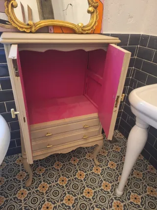 Mueble antiguo madera beige y dorado