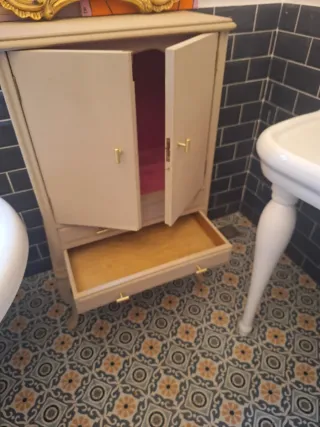 Mueble antiguo madera beige y dorado