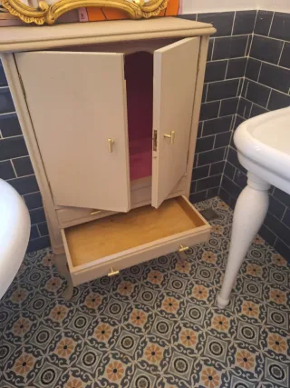 Mueble antiguo madera beige y dorado