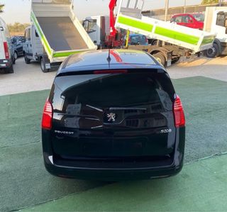 Peugeot 5008 2011