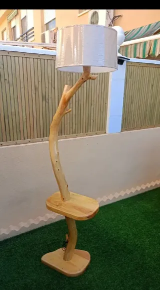 Lámpara de pie artesanal madera