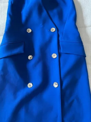 Vestido blazer azul eléctrico elegante y favoreced