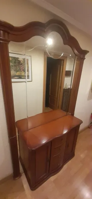 Mueble recibidor clásico con espejo