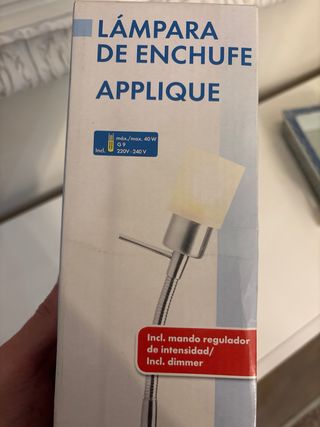 Lámpara de enchufe con regulador