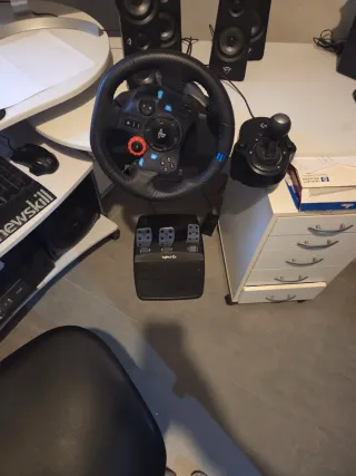 Volante, pedales y pomo de cambio