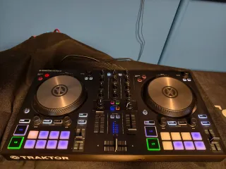Controlador DJ Traktor Kontrol S2 MK3
