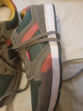 Zapatillas Levi's grises y verdes