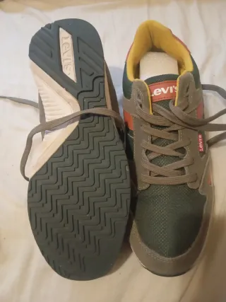 Zapatillas Levi's grises y verdes
