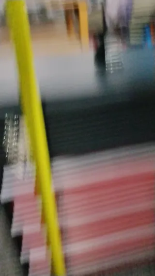 Caja de herramientas negra con cajón rojo