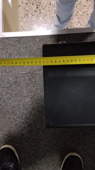 Caja de herramientas negra con cajón rojo