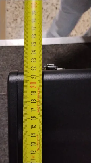 Caja de herramientas negra con cajón rojo