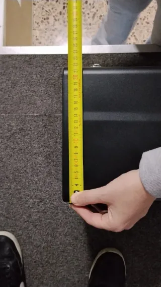 Caja de herramientas negra con cajón rojo