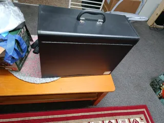 Caja de herramientas negra con cajón rojo