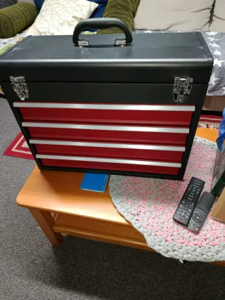 Caja de herramientas negra con cajón rojo