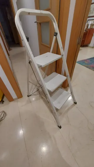 Escalera plegable 3 peldaños blanca