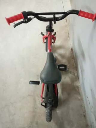 Bicicleta infantil roja