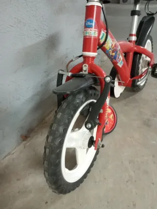 Bicicleta infantil roja
