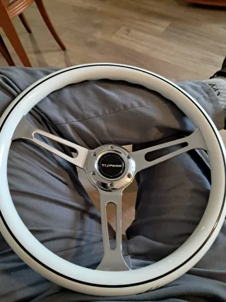 Volante deportivo blanco y cromado