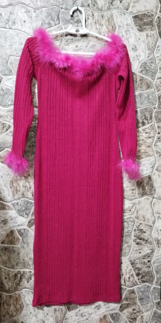Vestido fucsia con escote y plumas