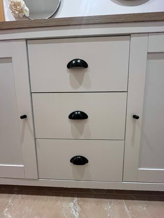 Aparador de color blanco y madera