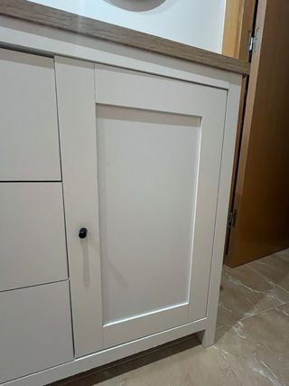 Aparador de color blanco y madera