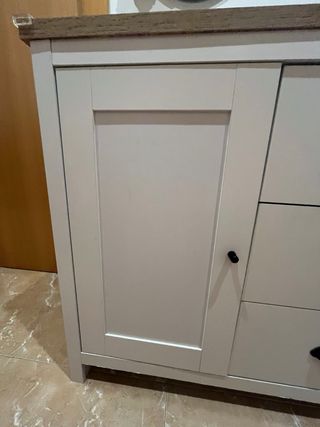 Aparador de color blanco y madera