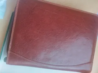 Portadocumentos de piel marrón