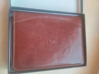 Portadocumentos de piel marrón