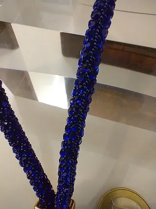 Portachiavi tubo tempestato di gemme blu