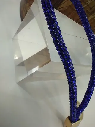 Portachiavi tubo tempestato di gemme blu