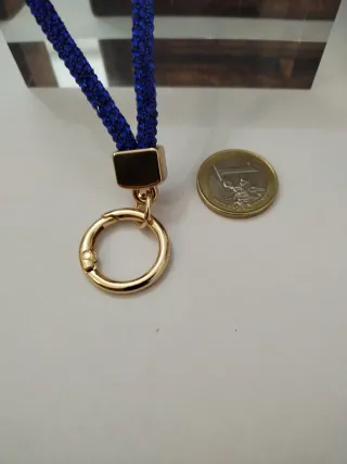 Portachiavi tubo tempestato di gemme blu