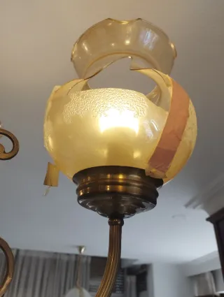 Lámpara colgante dorada y cristal