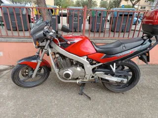 Suzuki GS500E Roja y Negra