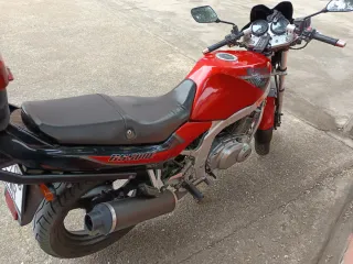 Suzuki GS500E Roja y Negra