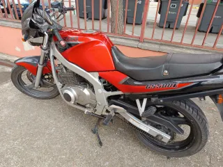 Suzuki GS500E Roja y Negra