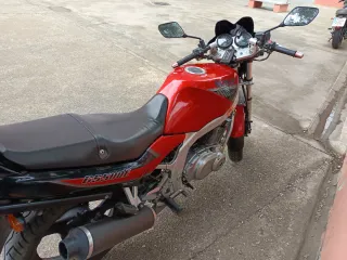 Suzuki GS500E Roja y Negra