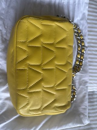 Bolso piel amarillo acolchado cadena
