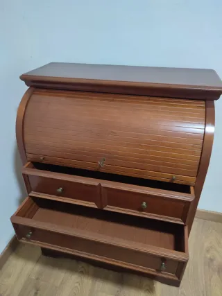 Escritorio de madera con persiana