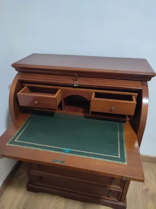 Escritorio de madera con persiana