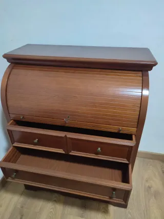 Escritorio de madera con persiana