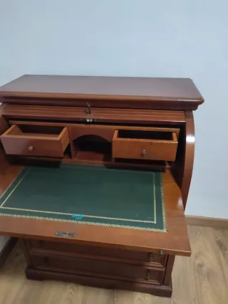 Escritorio de madera con persiana