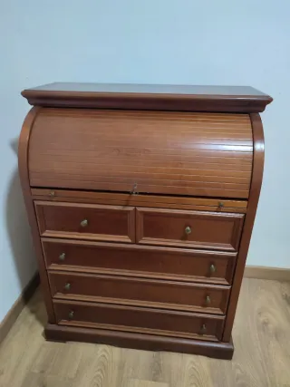 Escritorio de madera con persiana