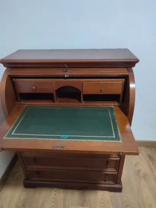 Escritorio de madera con persiana