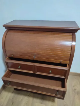 Escritorio de madera con persiana