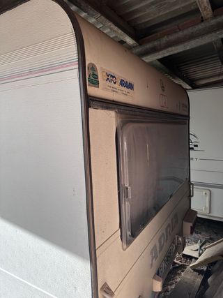 Caravana. 2 ambientes. Con complementos. A punto!