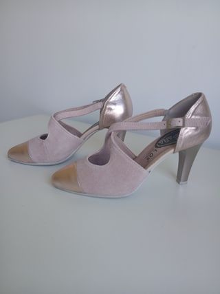 Zapatos piel de tacón. N° 35. Pitillos. NUEVOS